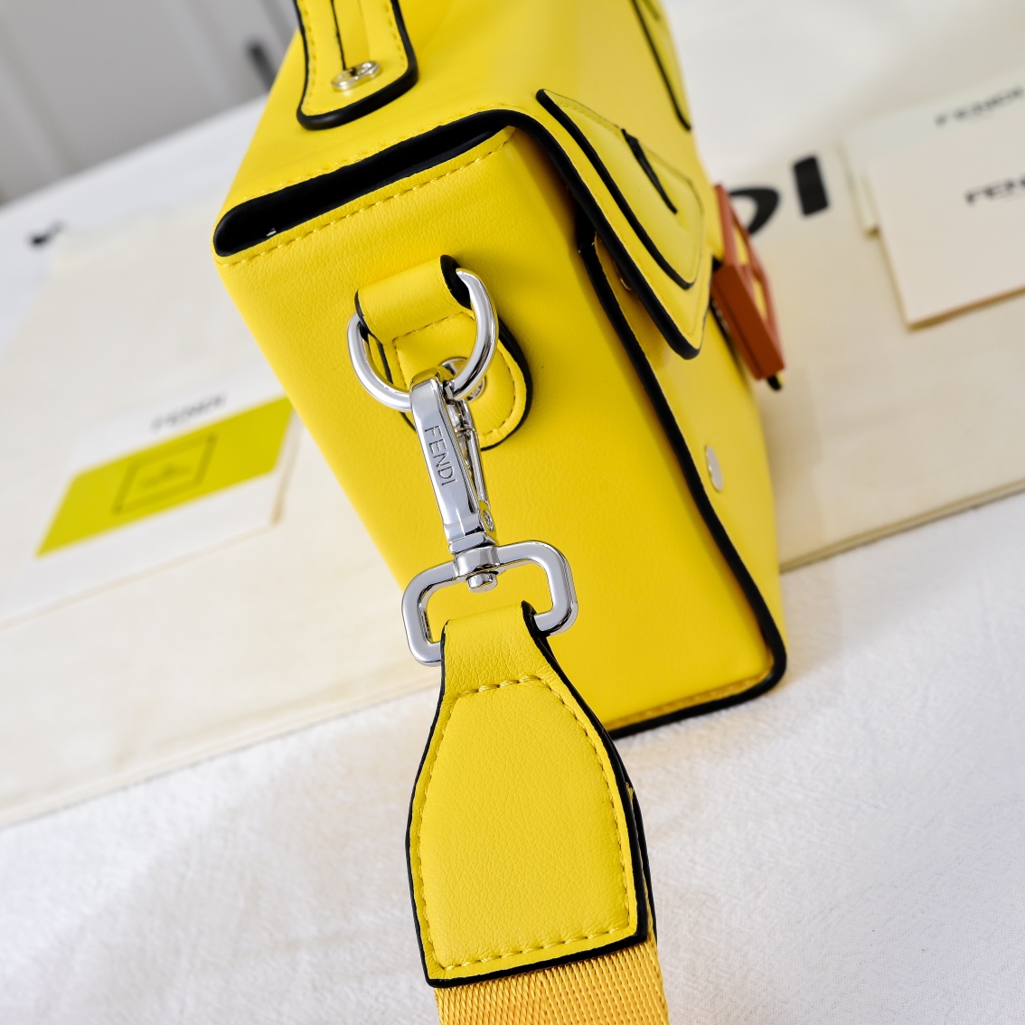 型号3376，配折叠盒子 芬迪小怪兽方盒子
FENDI 2025春节限定系列以独具匠心的设计为我的新年添