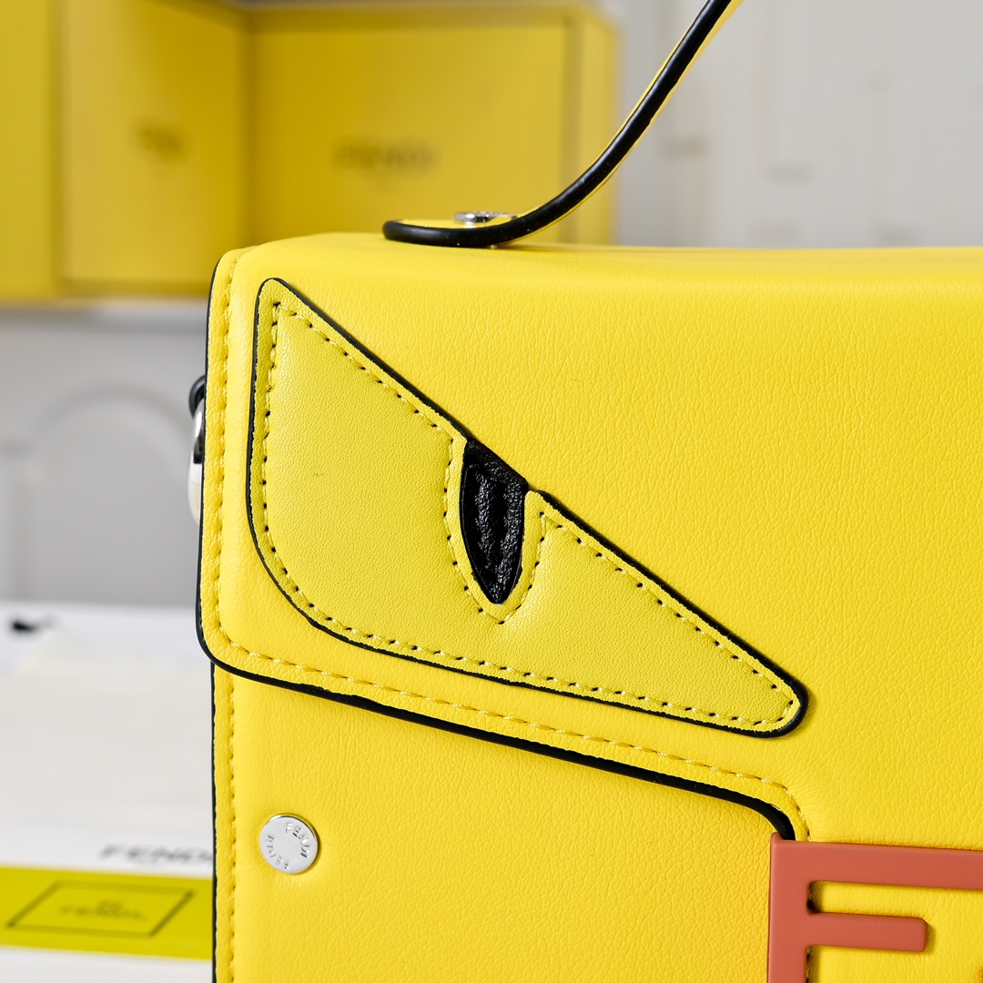 型号3376，配折叠盒子 芬迪小怪兽方盒子
FENDI 2025春节限定系列以独具匠心的设计为我的新年添