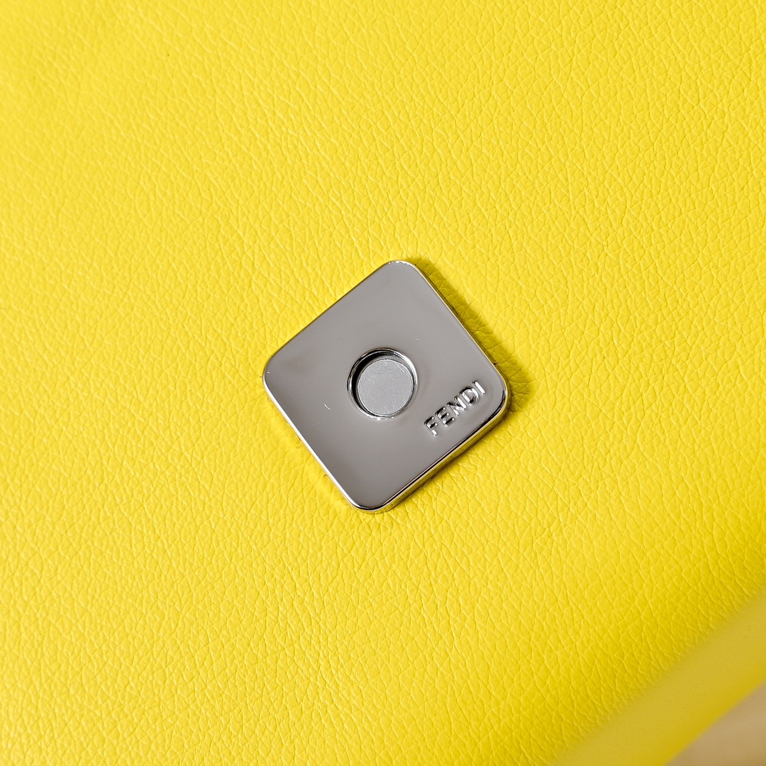 型号3376，配折叠盒子 芬迪小怪兽方盒子
FENDI 2025春节限定系列以独具匠心的设计为我的新年添