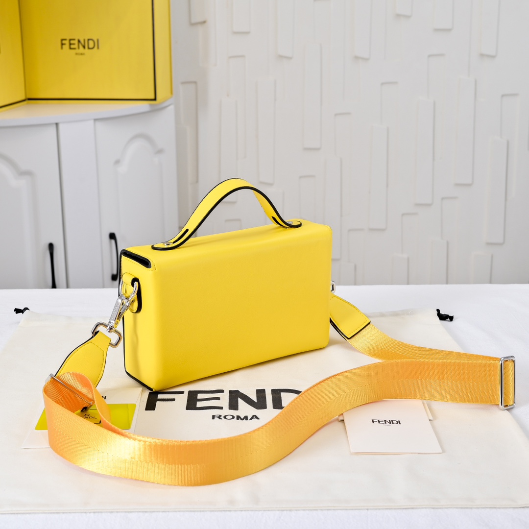 型号3376，配折叠盒子 芬迪小怪兽方盒子
FENDI 2025春节限定系列以独具匠心的设计为我的新年添