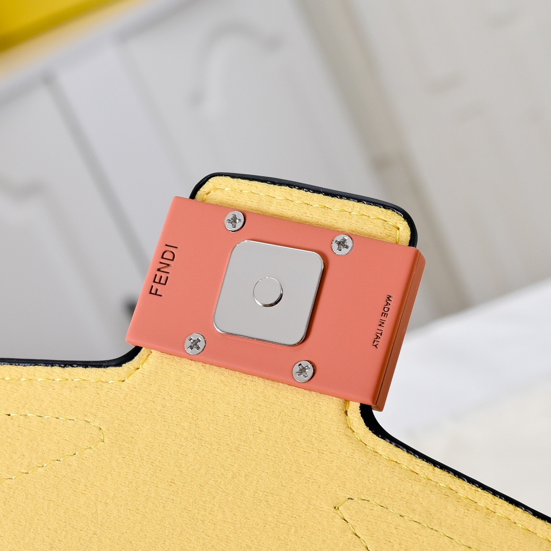 型号3376，配折叠盒子 芬迪小怪兽方盒子
FENDI 2025春节限定系列以独具匠心的设计为我的新年添