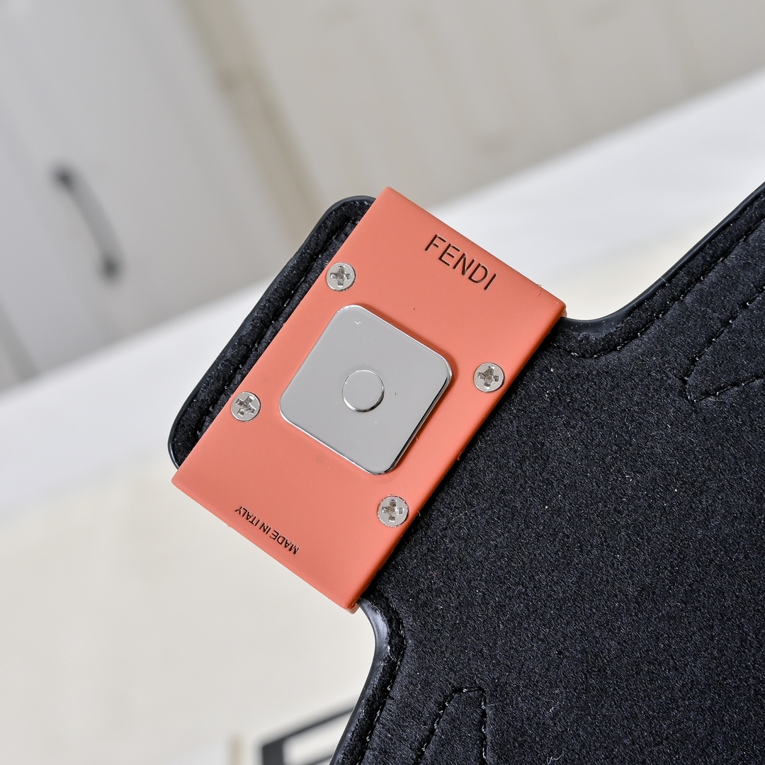 型号3376，配折叠盒子 芬迪小怪兽方盒子
FENDI 2025春节限定系列以独具匠心的设计为我的新年添