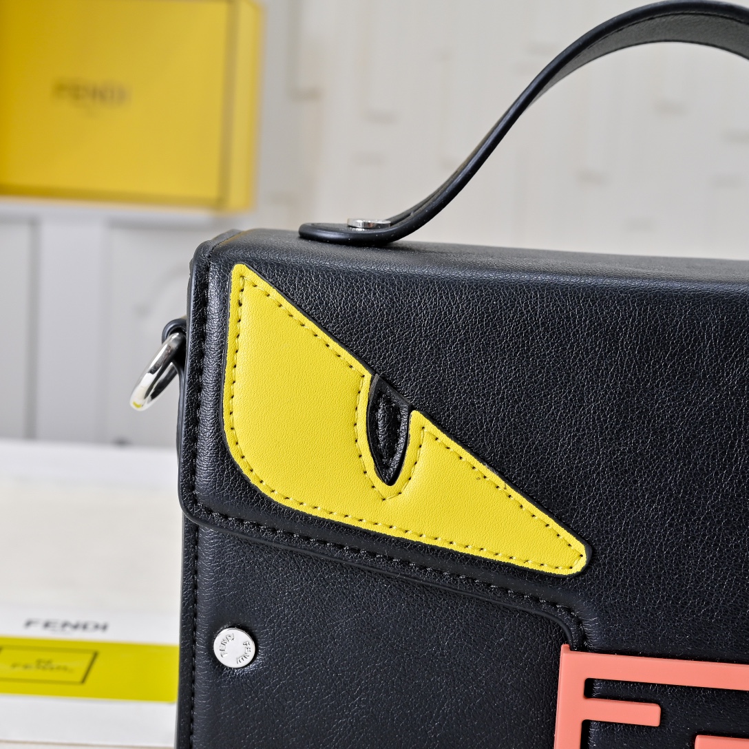 型号3376，配折叠盒子 芬迪小怪兽方盒子
FENDI 2025春节限定系列以独具匠心的设计为我的新年添