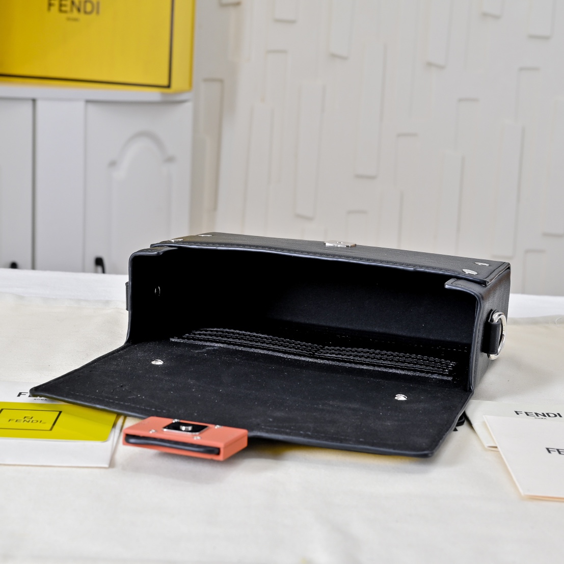 型号3376，配折叠盒子 芬迪小怪兽方盒子
FENDI 2025春节限定系列以独具匠心的设计为我的新年添