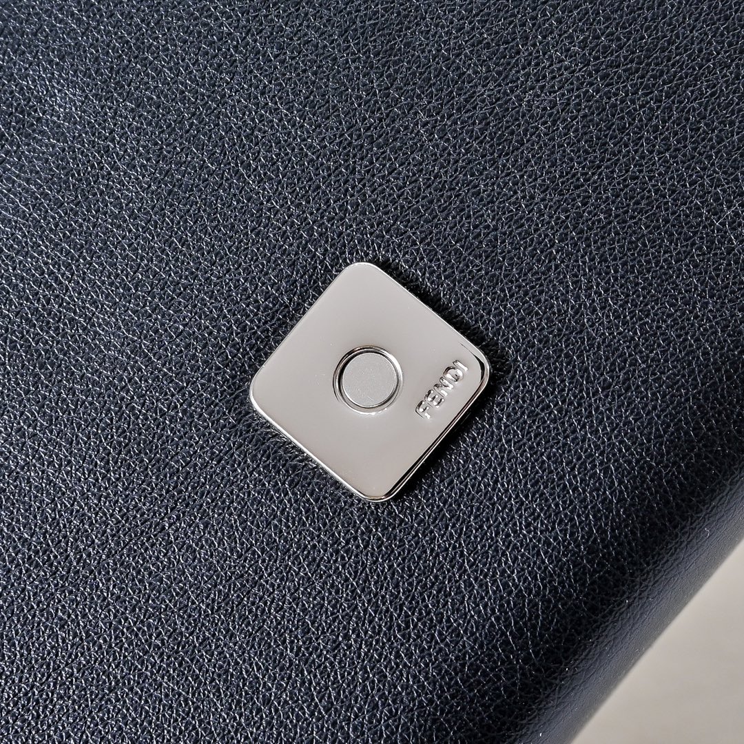 型号3376，配折叠盒子 芬迪小怪兽方盒子
FENDI 2025春节限定系列以独具匠心的设计为我的新年添