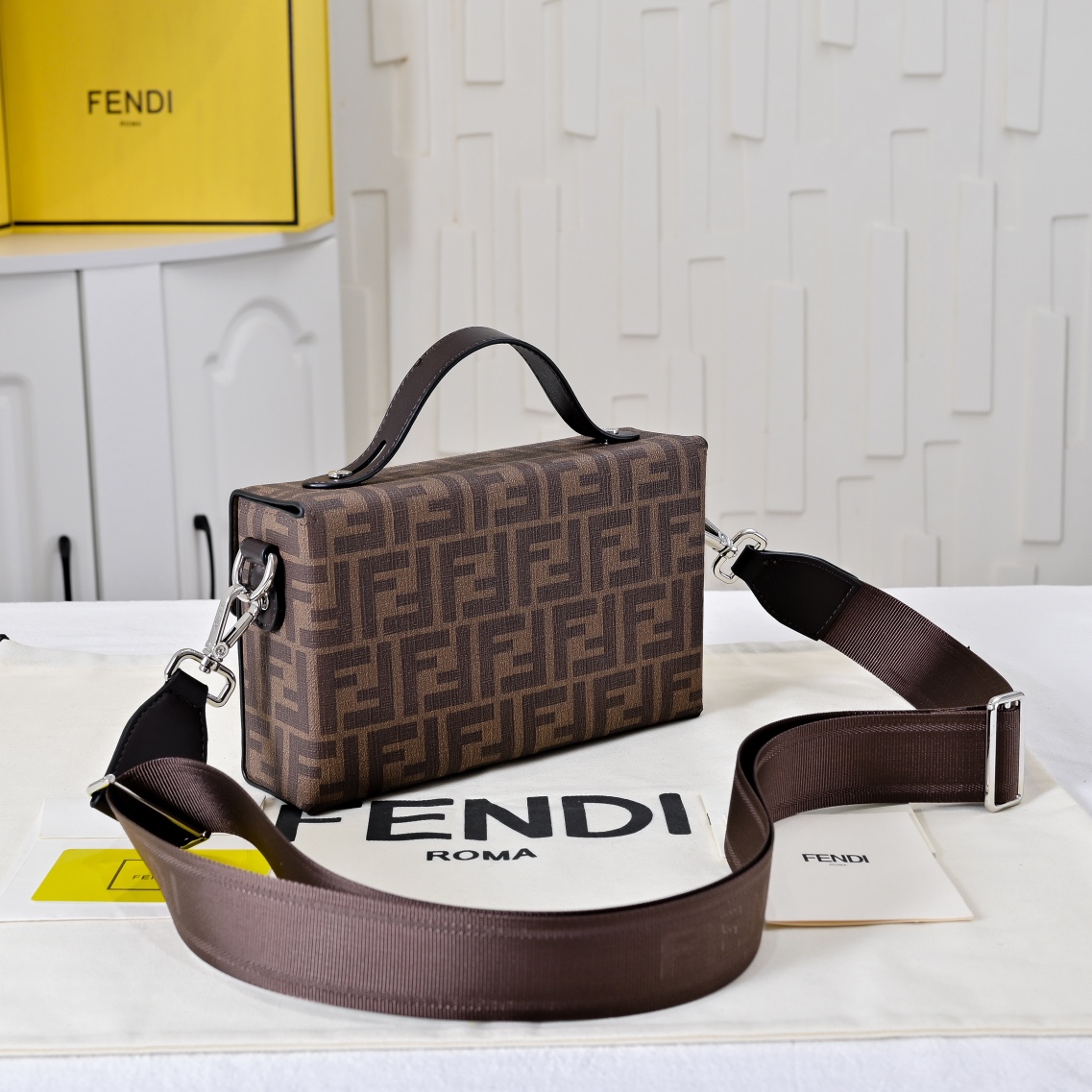 型号3375，配折叠盒子 芬迪小怪兽方盒子
FENDI 2025春节限定系列以独具匠心的设计为我的新年添