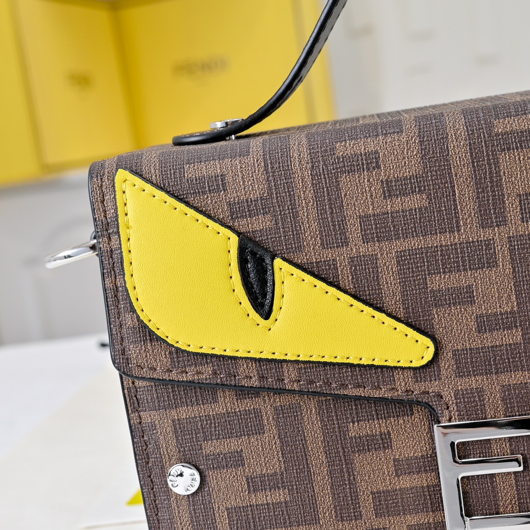 型号3375，配折叠盒子 芬迪小怪兽方盒子
FENDI 2025春节限定系列以独具匠心的设计为我的新年添