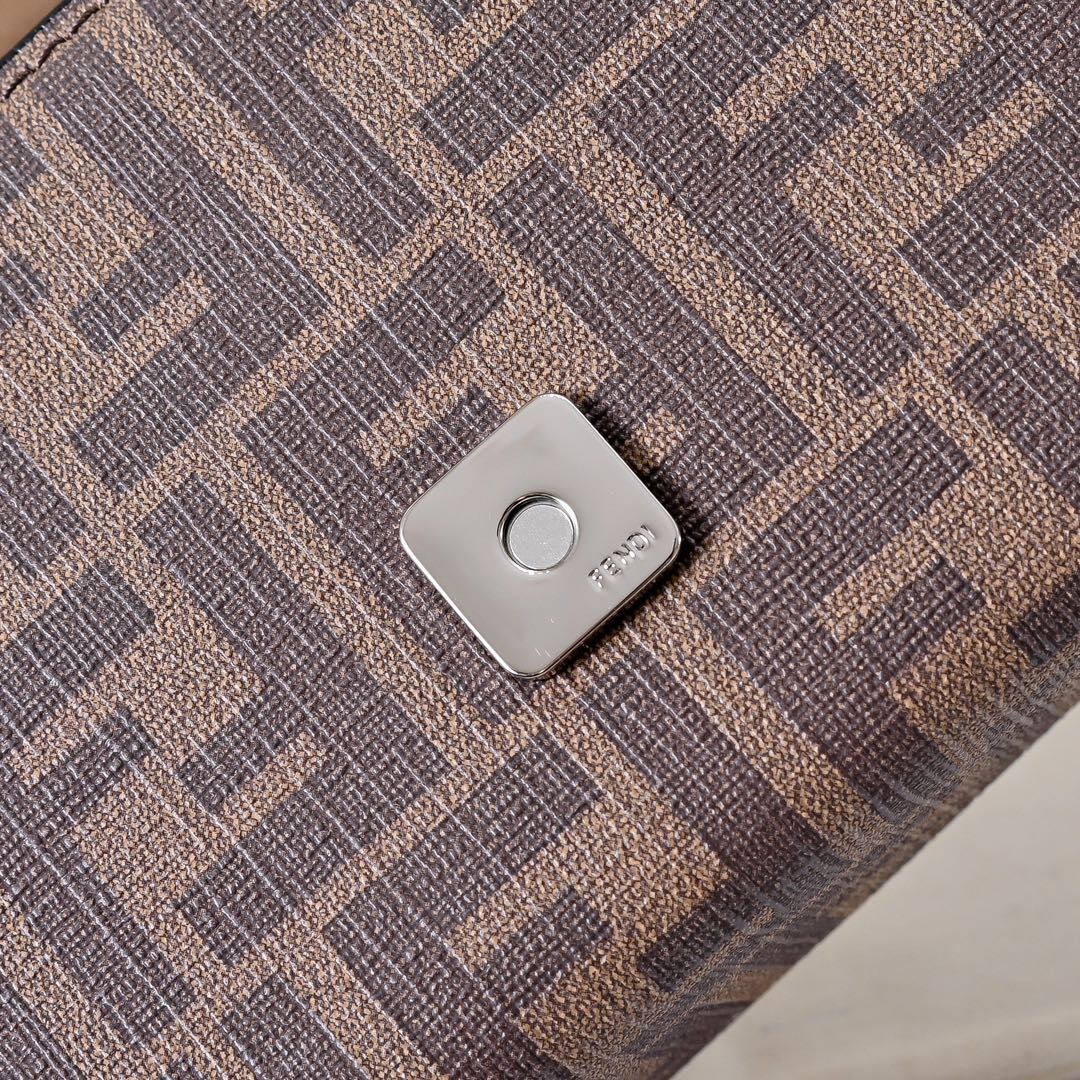 型号3375，配折叠盒子 芬迪小怪兽方盒子
FENDI 2025春节限定系列以独具匠心的设计为我的新年添