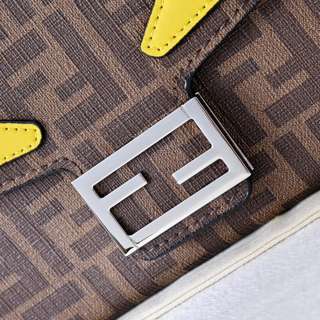 型号3375，配折叠盒子 芬迪小怪兽方盒子
FENDI 2025春节限定系列以独具匠心的设计为我的新年添