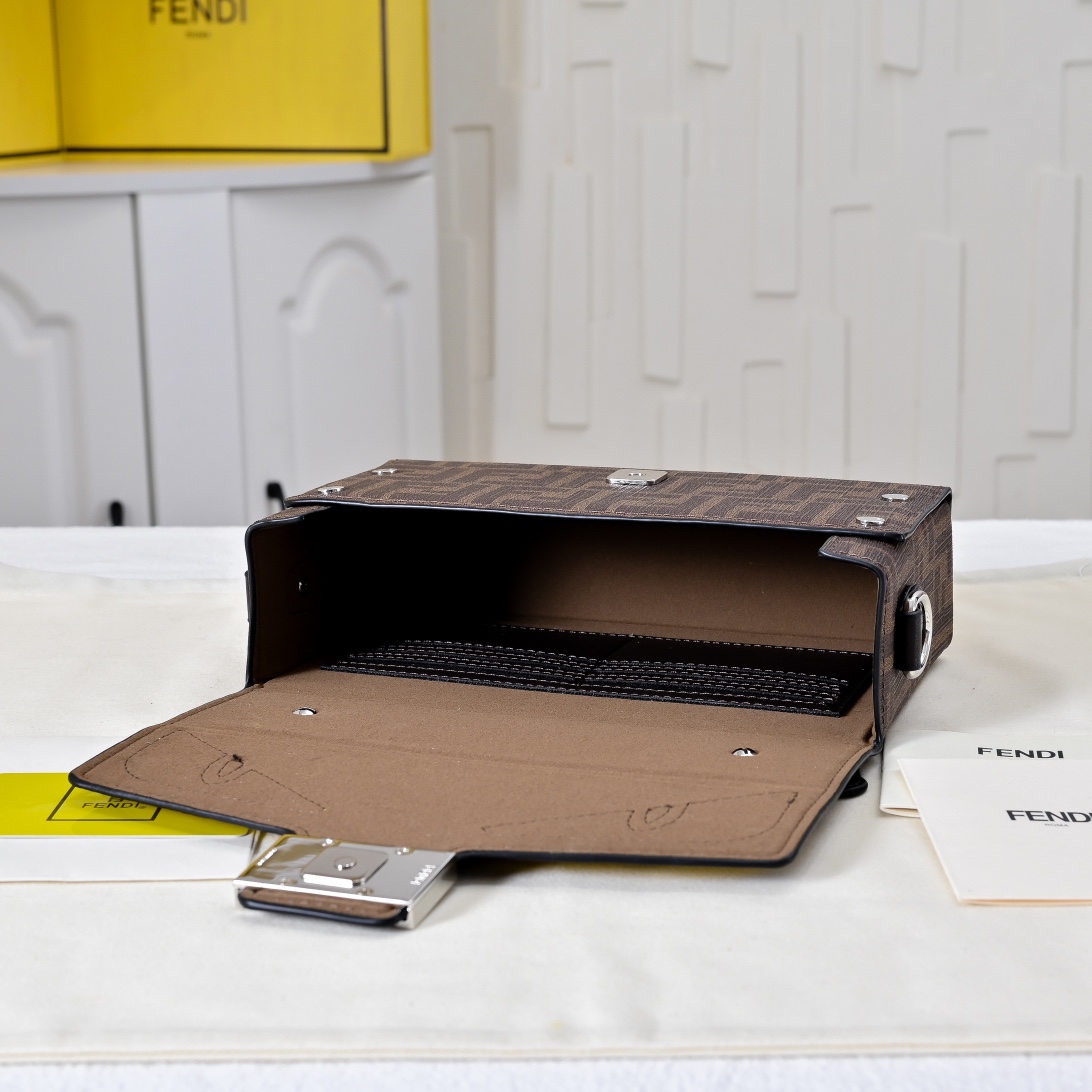 型号3375，配折叠盒子 芬迪小怪兽方盒子
FENDI 2025春节限定系列以独具匠心的设计为我的新年添