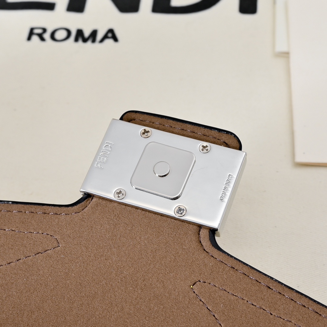 型号3375，配折叠盒子 芬迪小怪兽方盒子
FENDI 2025春节限定系列以独具匠心的设计为我的新年添