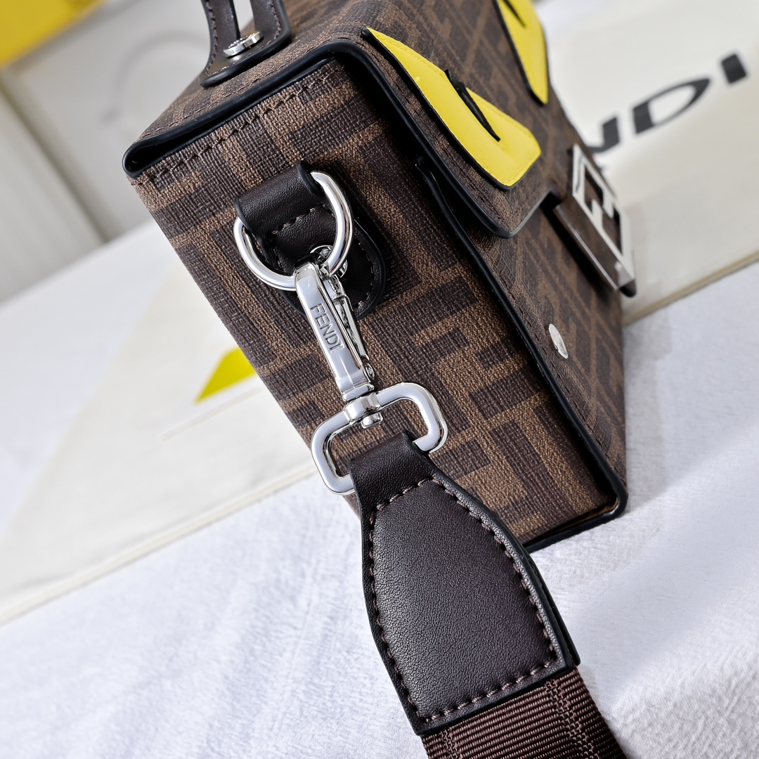 型号3375，配折叠盒子 芬迪小怪兽方盒子
FENDI 2025春节限定系列以独具匠心的设计为我的新年添