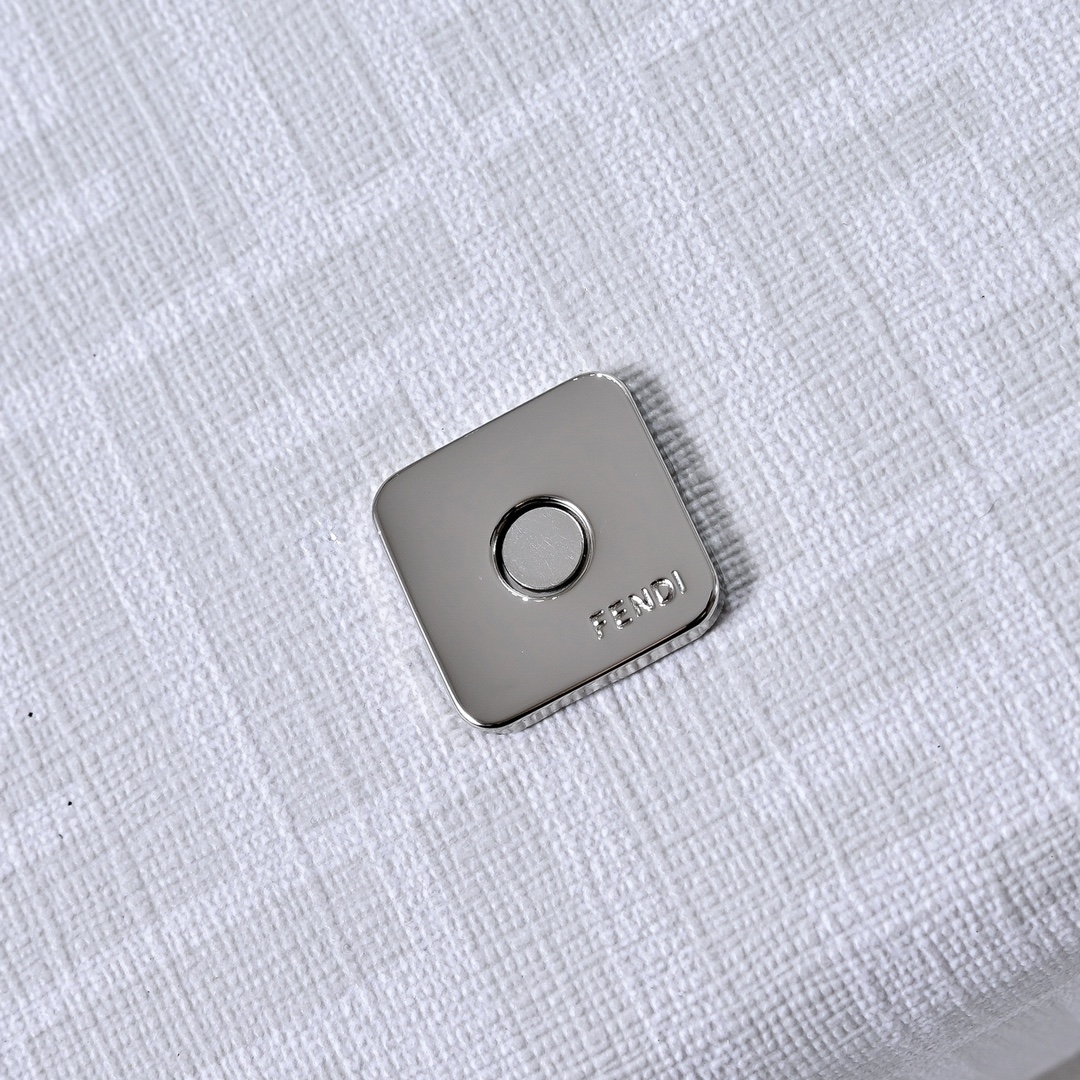 型号3375，配折叠盒子 芬迪小怪兽方盒子
FENDI 2025春节限定系列以独具匠心的设计为我的新年添