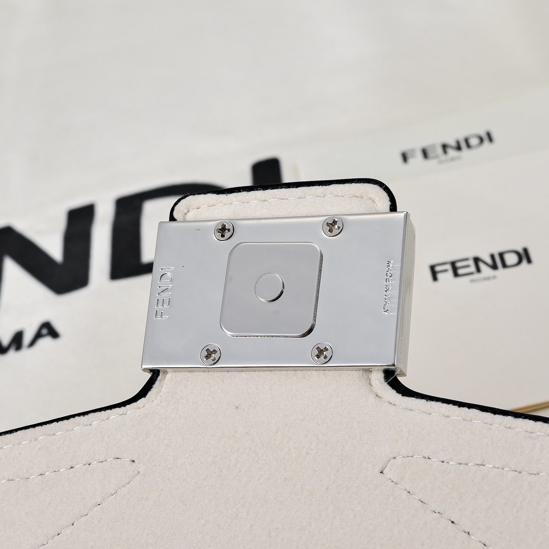 型号3375，配折叠盒子 芬迪小怪兽方盒子
FENDI 2025春节限定系列以独具匠心的设计为我的新年添