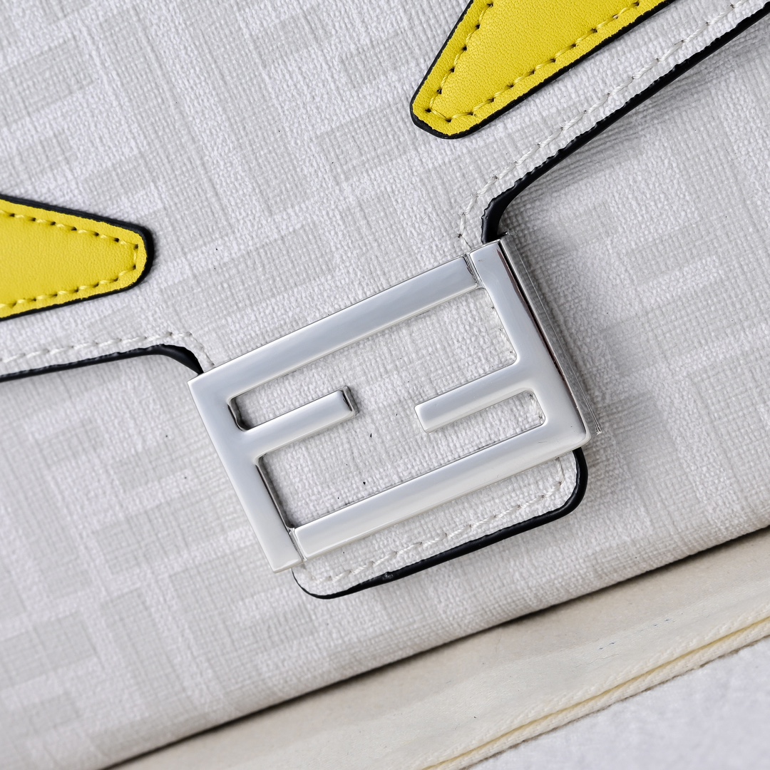 型号3375，配折叠盒子 芬迪小怪兽方盒子
FENDI 2025春节限定系列以独具匠心的设计为我的新年添