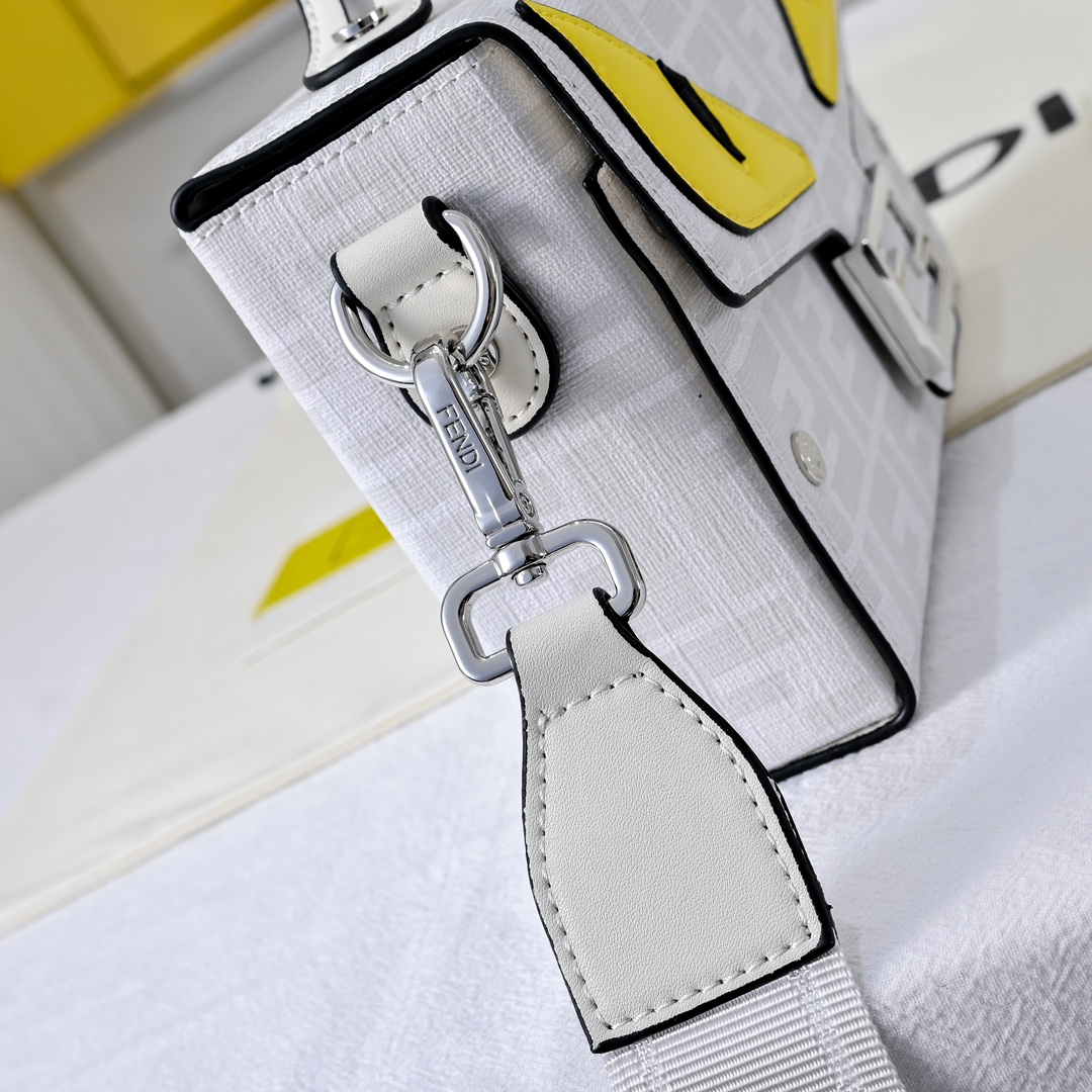 型号3375，配折叠盒子 芬迪小怪兽方盒子
FENDI 2025春节限定系列以独具匠心的设计为我的新年添