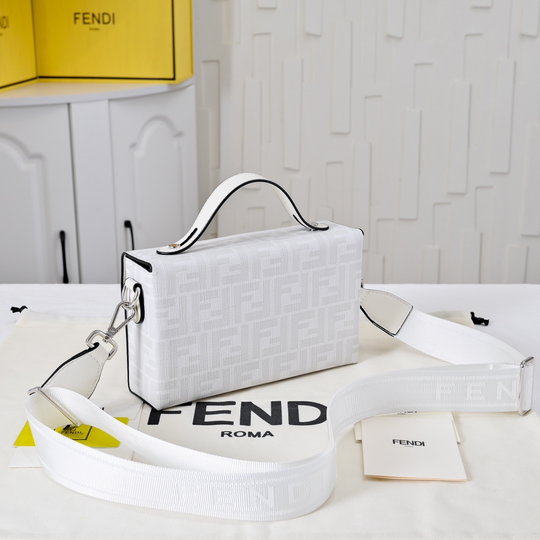 型号3375，配折叠盒子 芬迪小怪兽方盒子
FENDI 2025春节限定系列以独具匠心的设计为我的新年添