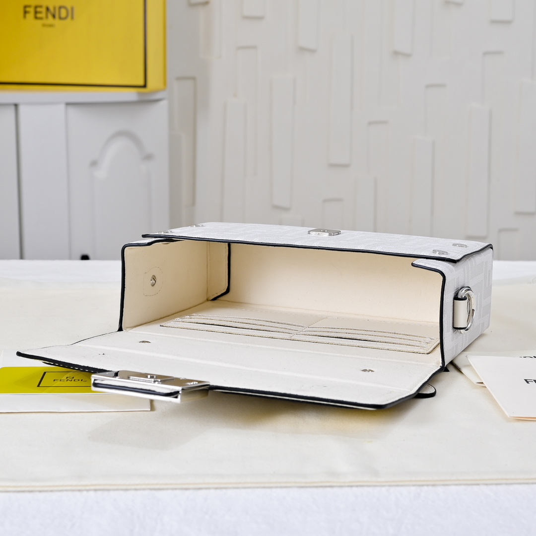 型号3375，配折叠盒子 芬迪小怪兽方盒子
FENDI 2025春节限定系列以独具匠心的设计为我的新年添