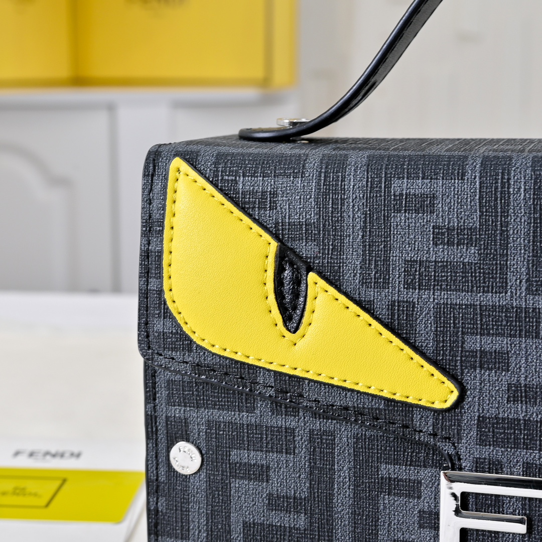 型号3375，配折叠盒子 芬迪小怪兽方盒子
FENDI 2025春节限定系列以独具匠心的设计为我的新年添