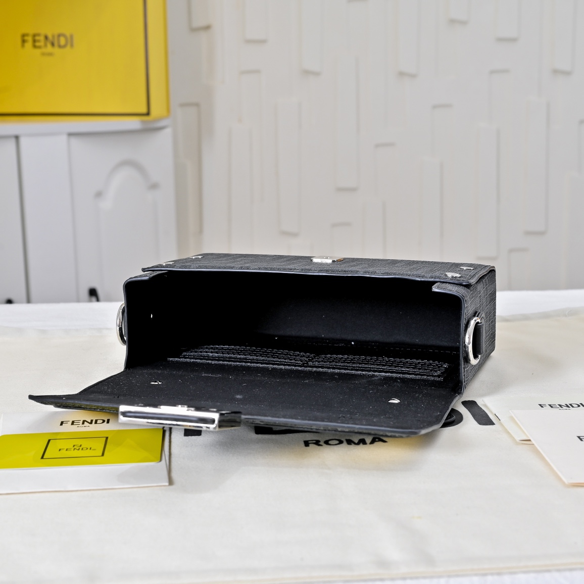 型号3375，配折叠盒子 芬迪小怪兽方盒子
FENDI 2025春节限定系列以独具匠心的设计为我的新年添