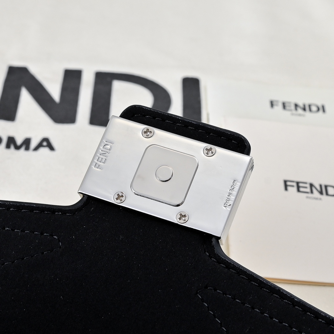 型号3375，配折叠盒子 芬迪小怪兽方盒子
FENDI 2025春节限定系列以独具匠心的设计为我的新年添