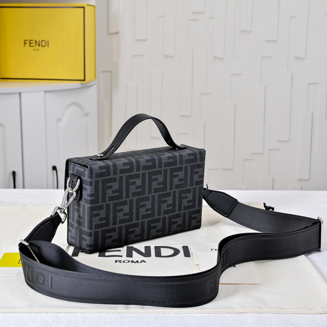 型号3375，配折叠盒子 芬迪小怪兽方盒子
FENDI 2025春节限定系列以独具匠心的设计为我的新年添