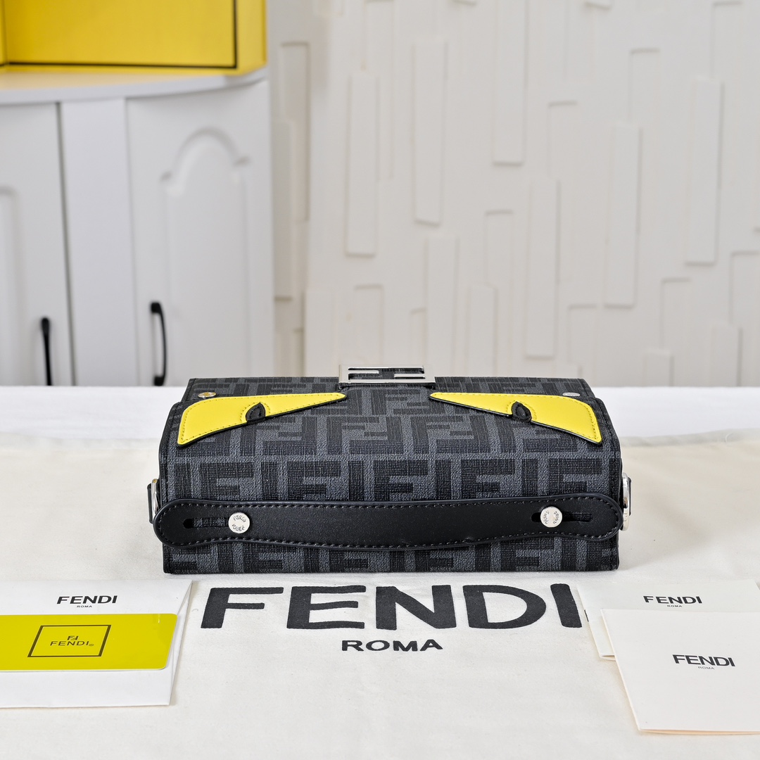 型号3375，配折叠盒子 芬迪小怪兽方盒子
FENDI 2025春节限定系列以独具匠心的设计为我的新年添