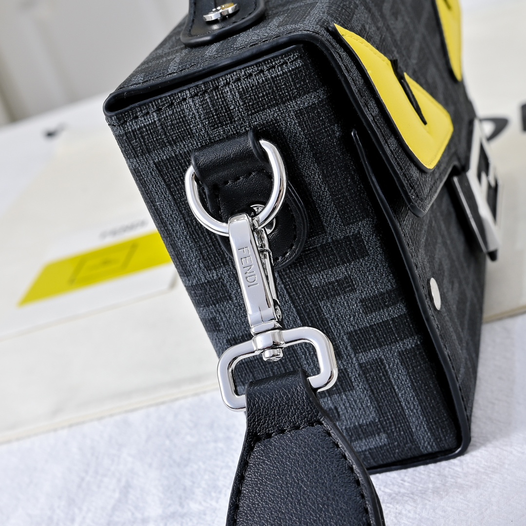 型号3375，配折叠盒子 芬迪小怪兽方盒子
FENDI 2025春节限定系列以独具匠心的设计为我的新年添