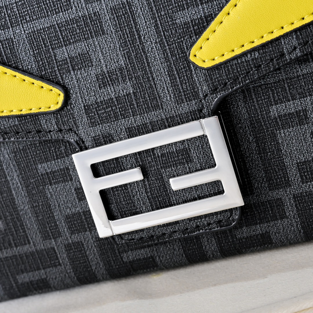 型号3375，配折叠盒子 芬迪小怪兽方盒子
FENDI 2025春节限定系列以独具匠心的设计为我的新年添