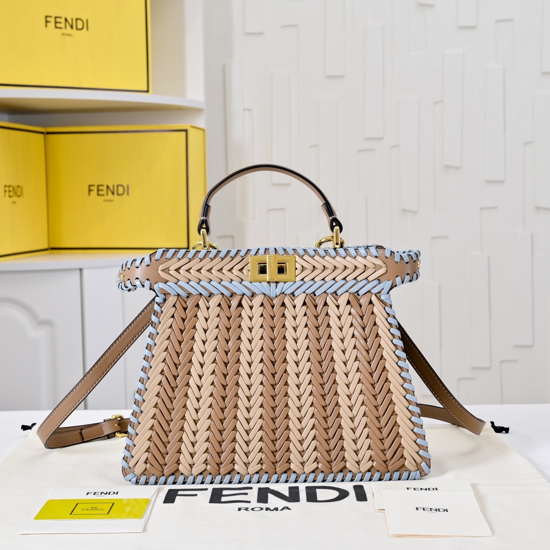大号型号3374上新啦💗
新款出货 ,现货首发
Iconic Peekaboo ISeeU大号手袋,手工