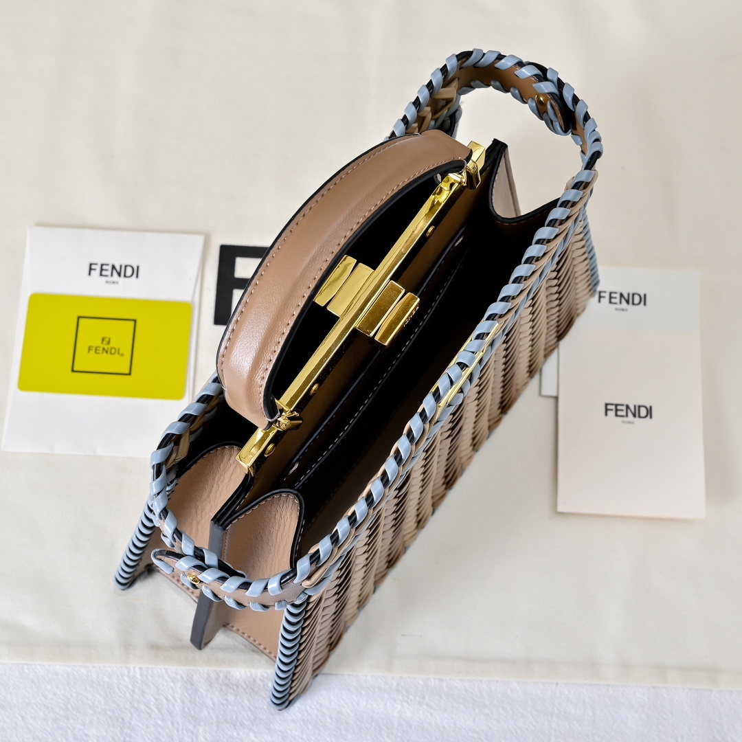 大号型号3374上新啦💗
新款出货 ,现货首发
Iconic Peekaboo ISeeU大号手袋,手工