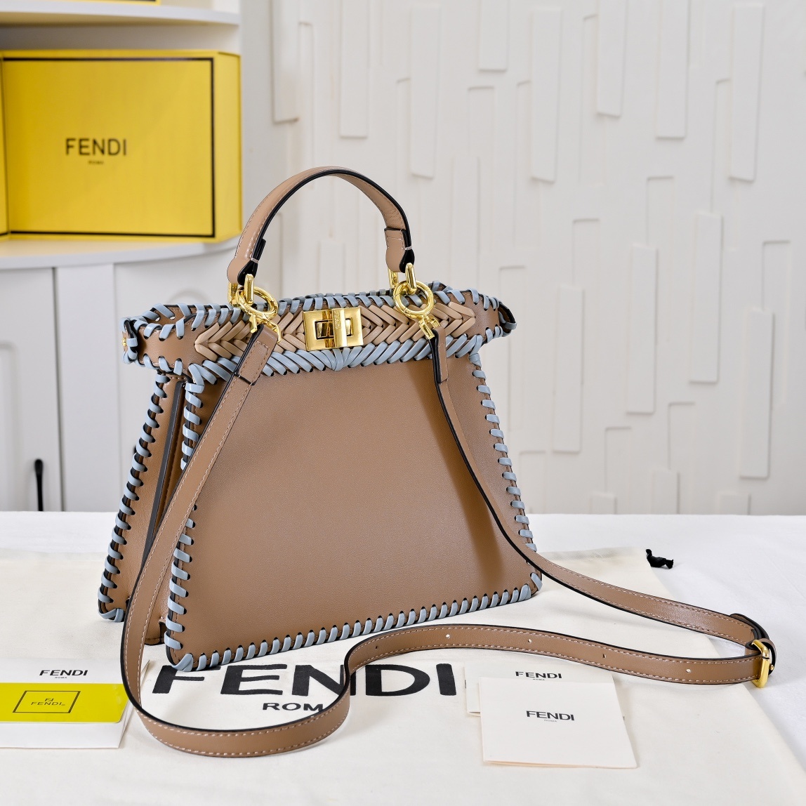 大号型号3374上新啦💗
新款出货 ,现货首发
Iconic Peekaboo ISeeU大号手袋,手工