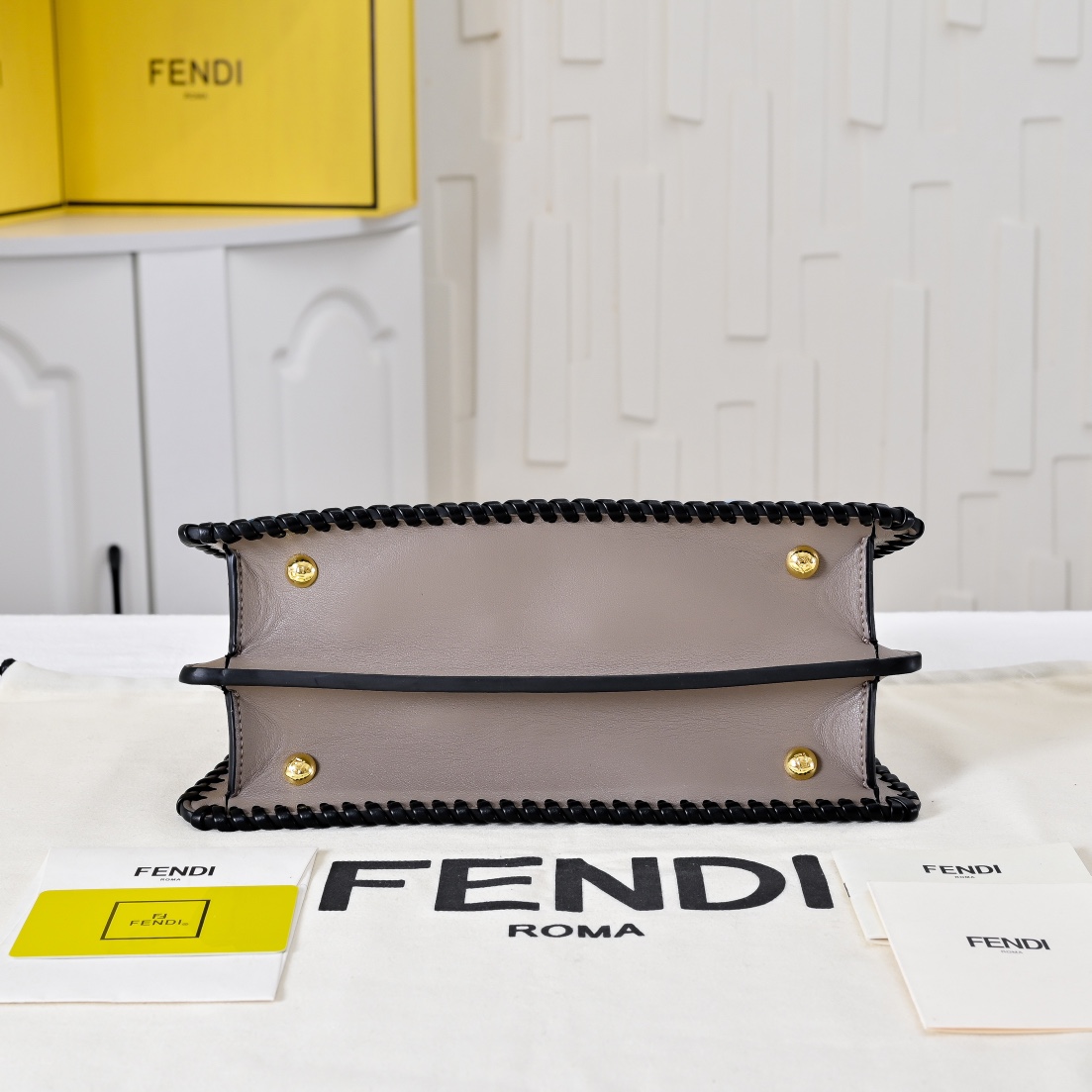 大号型号3374上新啦💗
新款出货 ，现货首发
Iconic Peekaboo ISeeU大号手袋，手工