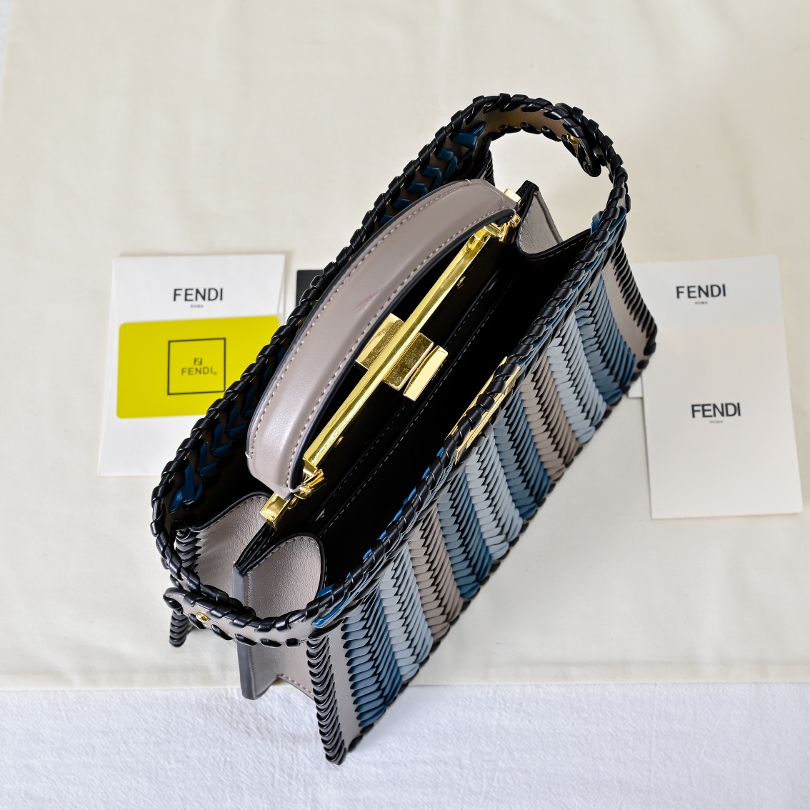 大号型号3374上新啦💗
新款出货 ，现货首发
Iconic Peekaboo ISeeU大号手袋，手工