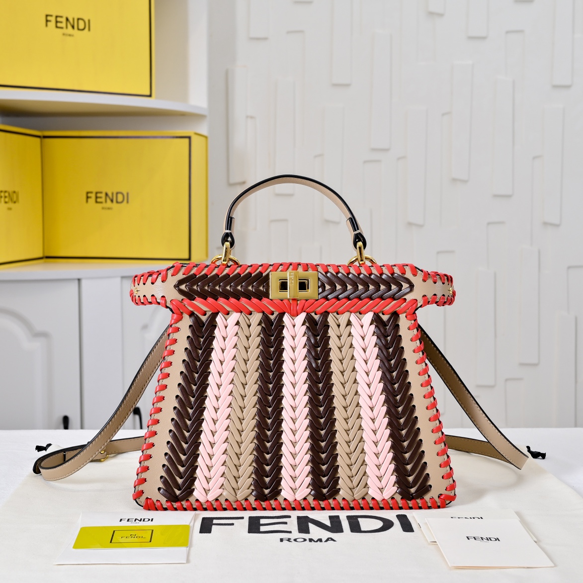 大号型号3374上新啦💗
新款出货 ，现货首发
Iconic Peekaboo ISeeU大号手袋，手工
