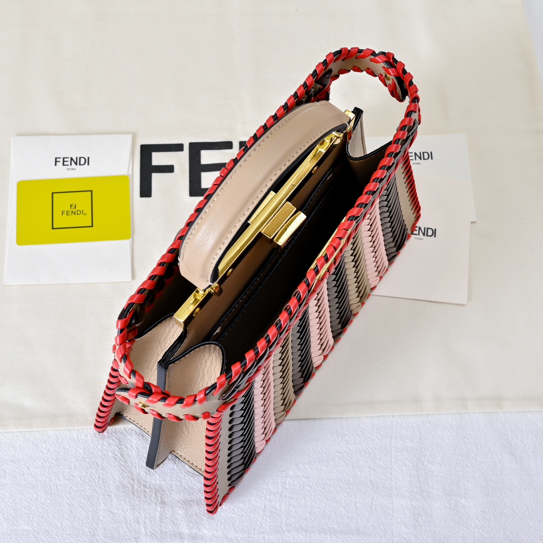 大号型号3374上新啦💗
新款出货 ，现货首发
Iconic Peekaboo ISeeU大号手袋，手工