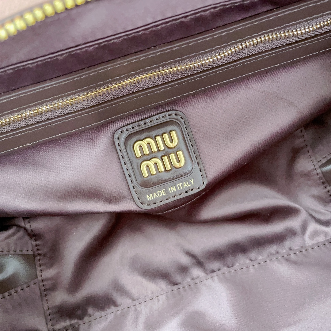 P790 5BB173：Miu新品保龄球，最新双色搭配设计，采用超柔软小牛皮材质，大胆创新的设计完美诠释了Miu不拘一格，潇洒随意包容的人生态度，这款包包很酷，定格精致的多功能设计，融合男装和女装元素，随性慵懒，自然洒脱，充满个性，全新的帆布衬里，火遍全网不是没道理的，各大时尚搏主明星都爱背它，尺寸：28X12X9cm