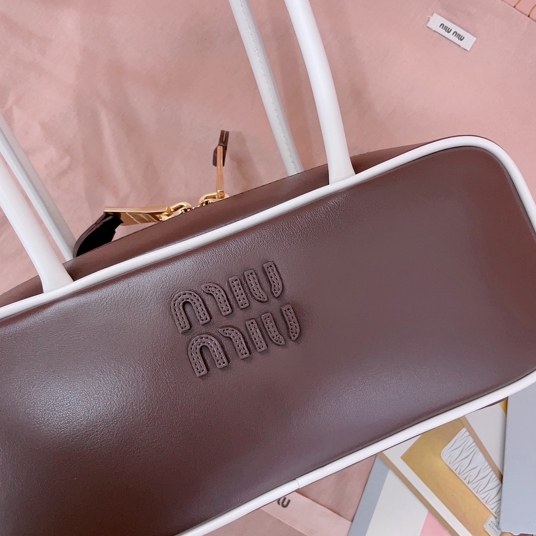 P790 5BB173：Miu新品保龄球，最新双色搭配设计，采用超柔软小牛皮材质，大胆创新的设计完美诠释了Miu不拘一格，潇洒随意包容的人生态度，这款包包很酷，定格精致的多功能设计，融合男装和女装元素，随性慵懒，自然洒脱，充满个性，全新的帆布衬里，火遍全网不是没道理的，各大时尚搏主明星都爱背它，尺寸：28X12X9cm