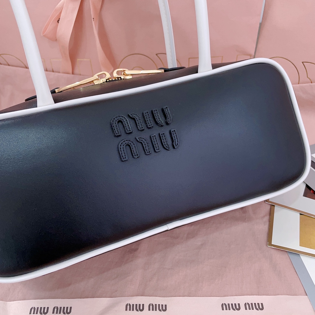 P790 5BB173：Miu新品保龄球，最新双色搭配设计，采用超柔软小牛皮材质，大胆创新的设计完美诠释了Miu不拘一格，潇洒随意包容的人生态度，这款包包很酷，定格精致的多功能设计，融合男装和女装元素，随性慵懒，自然洒脱，充满个性，全新的帆布衬里，火遍全网不是没道理的，各大时尚搏主明星都爱背它，尺寸：28X12X9cm