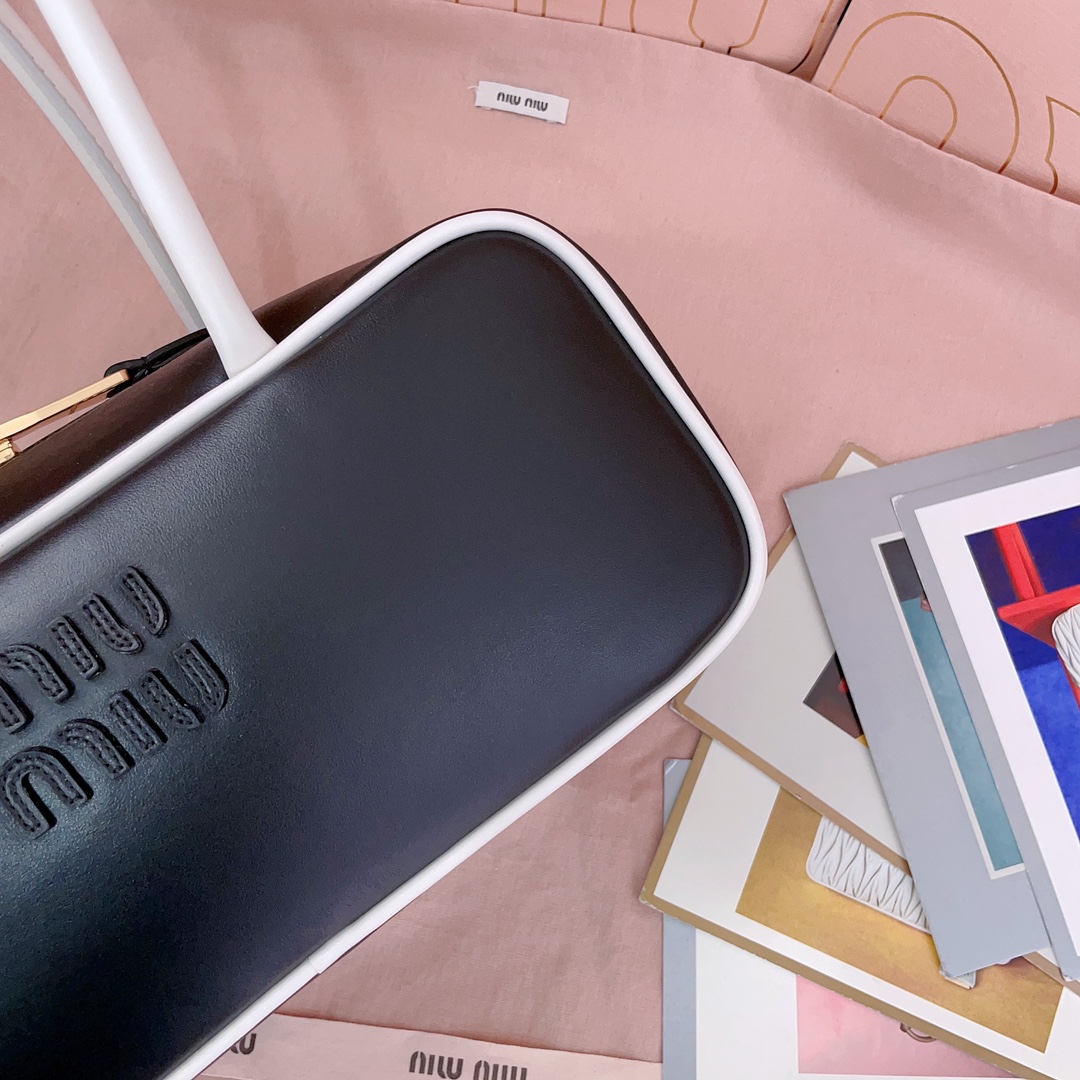 P790 5BB173：Miu新品保龄球，最新双色搭配设计，采用超柔软小牛皮材质，大胆创新的设计完美诠释了Miu不拘一格，潇洒随意包容的人生态度，这款包包很酷，定格精致的多功能设计，融合男装和女装元素，随性慵懒，自然洒脱，充满个性，全新的帆布衬里，火遍全网不是没道理的，各大时尚搏主明星都爱背它，尺寸：28X12X9cm