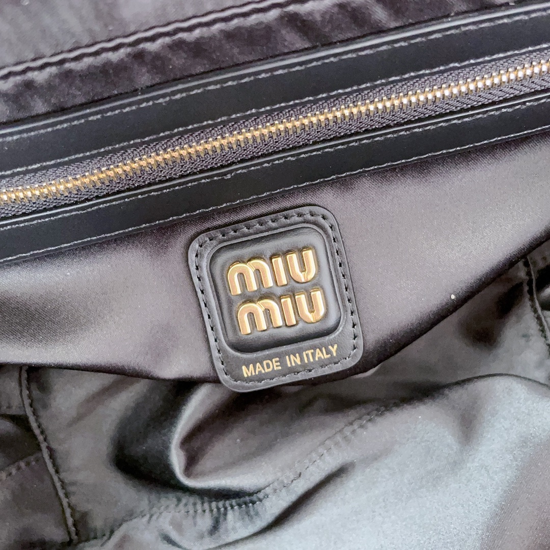 P790 5BB173：Miu新品保龄球，最新双色搭配设计，采用超柔软小牛皮材质，大胆创新的设计完美诠释了Miu不拘一格，潇洒随意包容的人生态度，这款包包很酷，定格精致的多功能设计，融合男装和女装元素，随性慵懒，自然洒脱，充满个性，全新的帆布衬里，火遍全网不是没道理的，各大时尚搏主明星都爱背它，尺寸：28X12X9cm