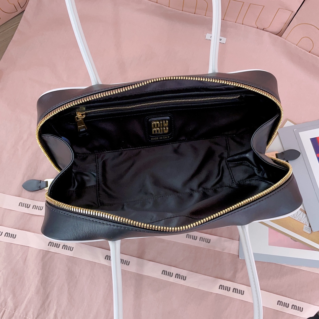 P790 5BB173：Miu新品保龄球，最新双色搭配设计，采用超柔软小牛皮材质，大胆创新的设计完美诠释了Miu不拘一格，潇洒随意包容的人生态度，这款包包很酷，定格精致的多功能设计，融合男装和女装元素，随性慵懒，自然洒脱，充满个性，全新的帆布衬里，火遍全网不是没道理的，各大时尚搏主明星都爱背它，尺寸：28X12X9cm