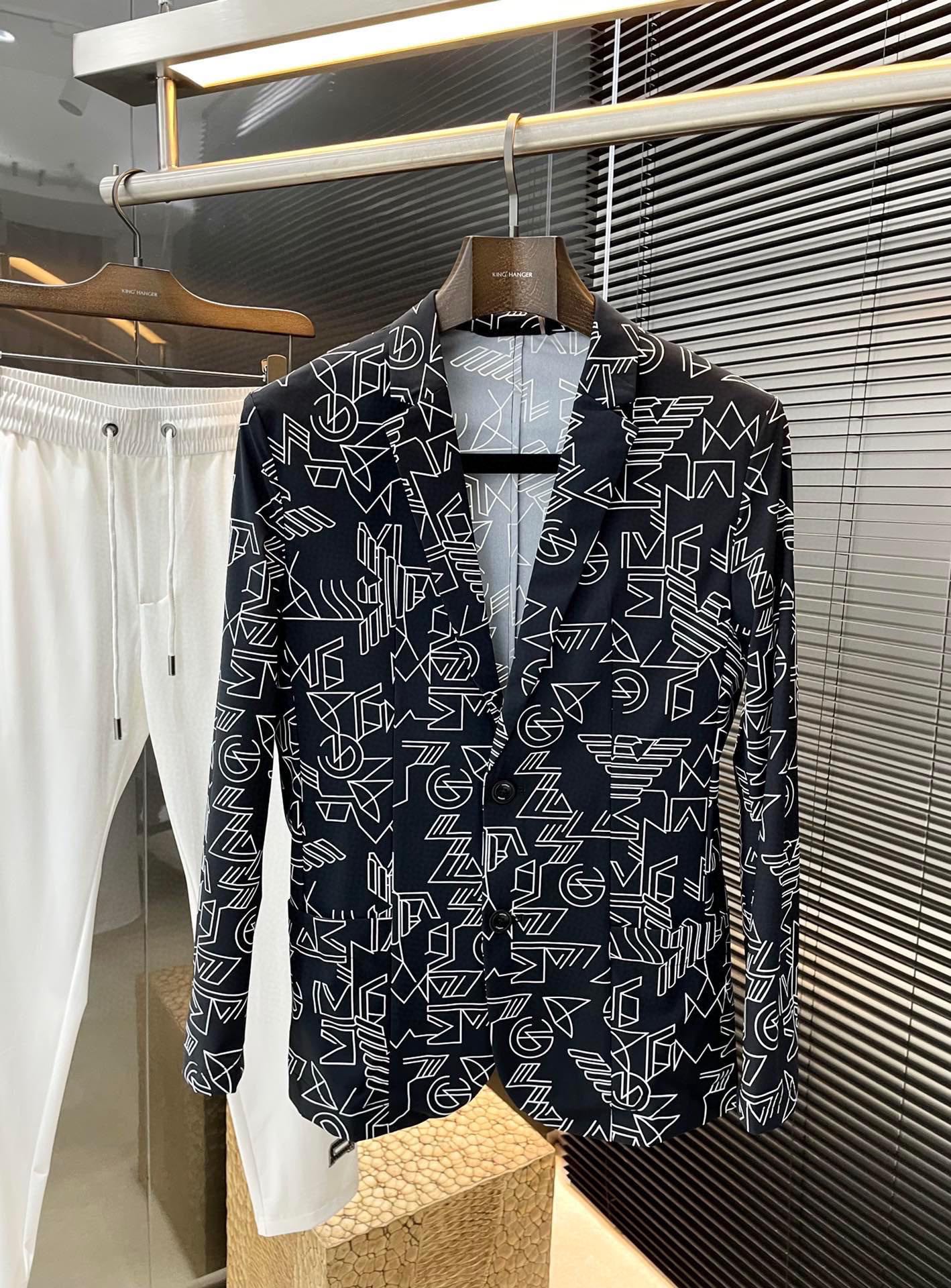 NO:136820,EmporioArmin- (Armani) Spring Peeing West New Products, Window Style, Elegant and noble gentleman-style suit jacket, imported from Italy, custom-made digital printed fabric, smooth and delicate, and has a very good temperament. The sag and luster of the fabric are definitely aeration, natural and environmentally friendly printing technology, solid shape and color. Everything is the highest-end, the wielding machine is neat and flat, and the shell buckle is all top-grade original accessories. It is obvious that it is high-end fabric. This fabric is fixed-woven. There is no good product from the outside, and there is no fault of any place. This perfect piece of clothing is called a masterpiece. It is not an exaggeration. Size 48-56,,armani, jackets & coats, business suit, alexander wang19860909EmporioArmin-（阿玛尼）春季小便西新品 橱窗款 典雅高贵绅士风西装外套 意大利进口定制数码印花面料,顺滑细腻,气质感非常好.面料的垂度和光泽绝对是提气,天然环保提印技术,固形固色.所有的一切都是最高端,车工走线整齐平整,贝壳扣都是顶级原版配件.一看就是高档的面料 这种面料都是定织的 外面根本就没有 正规大厂途径出来的好货,无任何可挑剔的地方 此完美的一件衣服 称为臻品 一点也不过分.尺码48-56,,armani,jackets & coats,business suit,alexander wang,Men's clothing