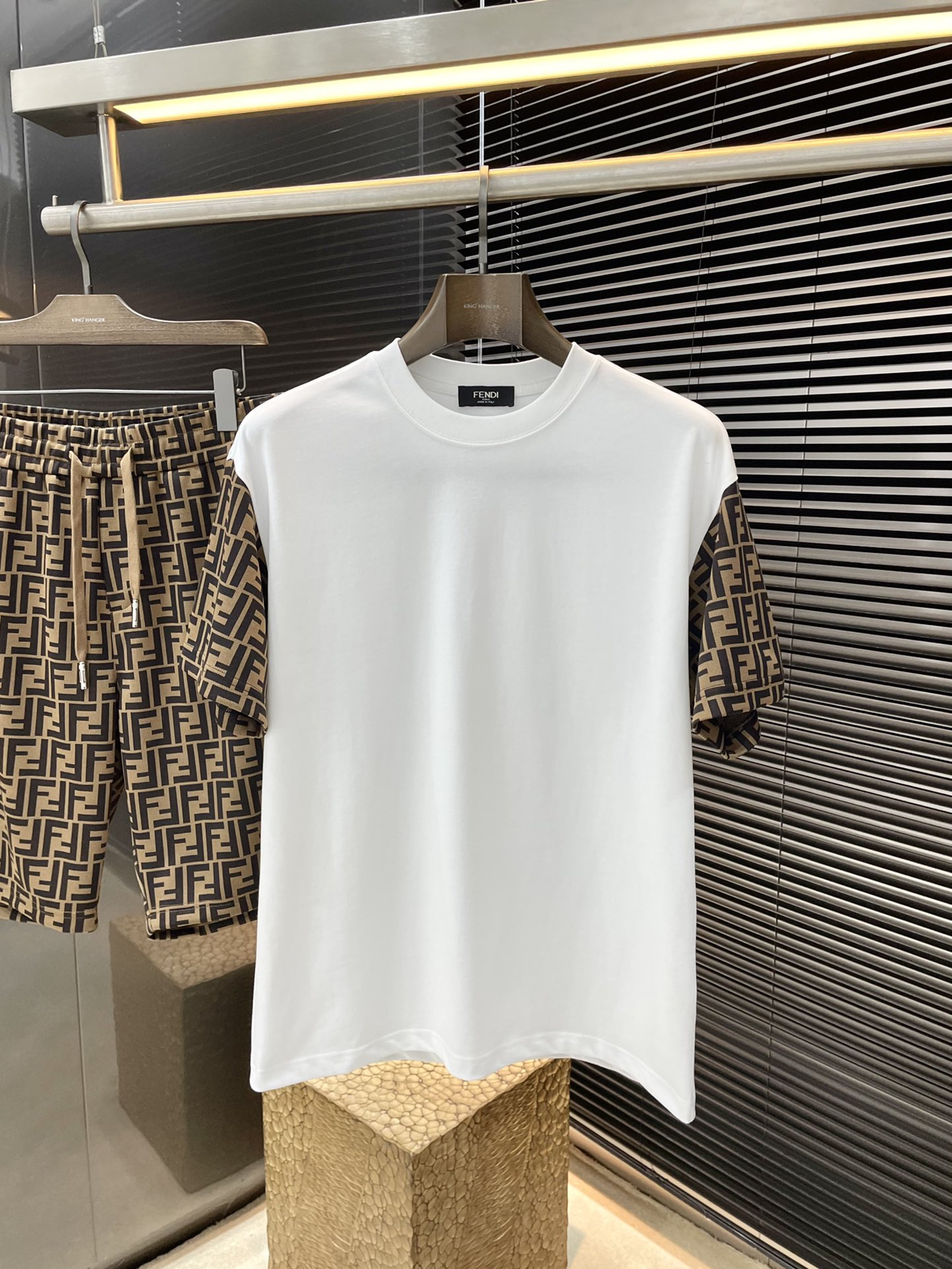 NO:136796,One set is not sold. FENDI- (Fendi) is a major recommendation!  New spring products, full of accent, very good-looking, super stylish, definitely a powerful tool to attract resurgence!  Fashionable and trendy suit. It uses imported mercerized cotton fabric, with good comfort and exquisite turning!  A casual and handsome European and American tone!  Smooth and neat, with a crisp and stylish upper body, fashionable and handsome, and a full-size handsome image!  Size M-3XL, fendi, fendi, alexander wang19860909一套不拆卖 FENDI-（芬迪）重磅推荐！春季新品 十足腔调 上身非常的赞 超有型 绝对是吸引回头率的利器！时尚潮流套装.采用进口丝光棉面料,舒适度好,车工精湛！随性帅气的欧美调调！流畅利落 上身挺括有型,时尚又帅气,十足的型男形象！尺码M-3XL,,fendi,fendi,alexander wang,Men's clothing