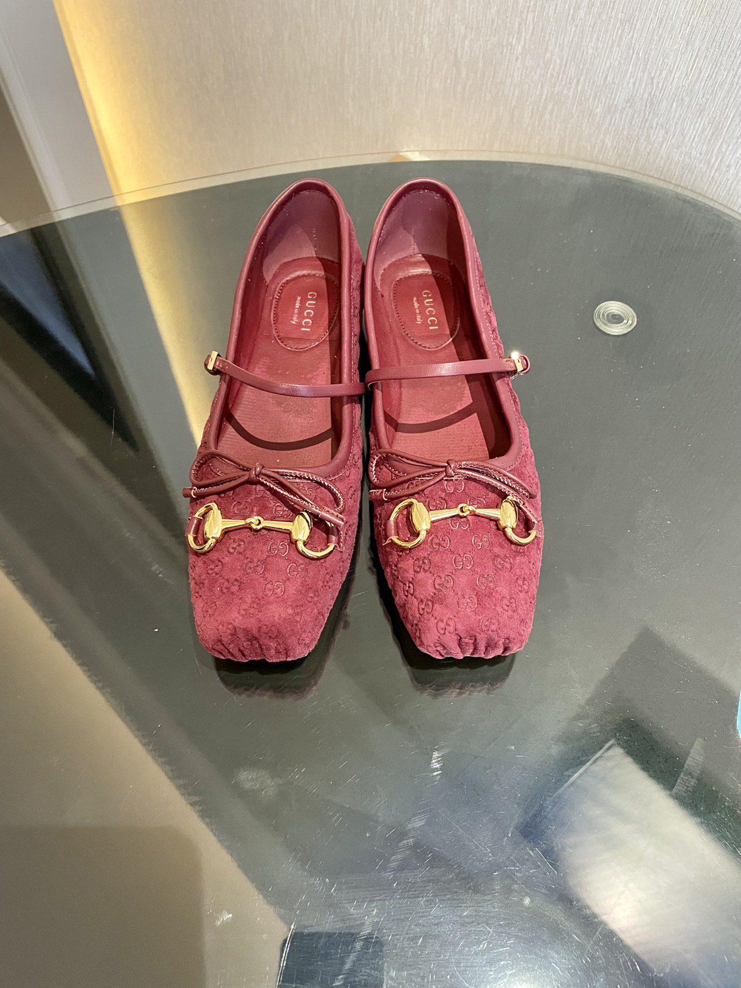 NO:670077,GuCC 2025 early spring 25 series new flat ballet shoes horsebit new small square toe shoes, square toe design with elegant bow details, classic, refined, elegant, playful and fashionable flat shoes, creating an excellent wearing experience. Fabric original sheepskin (embossed) lining/foot pads high-end customized sheepskin lining high heel flat sole outsole Italian leather sole Size 35-42 (40 41  42 customized, non-returnable)., ballet shoes, gucci, flats, sheepskin, sheep19860909GuCC 2025早春25系列新品平底芭蕾鞋马衔扣新款小方头单鞋,鞋头方形设计搭配雅致的蝴蝶结细节,经典精致优雅俏皮时髦平底鞋,打造出色的穿着体验. 面料原版羊猄皮（压花） 内里／垫脚高端定制羊皮里 跟高平底 大底意大利真皮底 尺码35-42（40 41 42定做,不退换）.,芭蕾舞鞋,gucci,flats,sheepskin,sheep,Women's Shoes