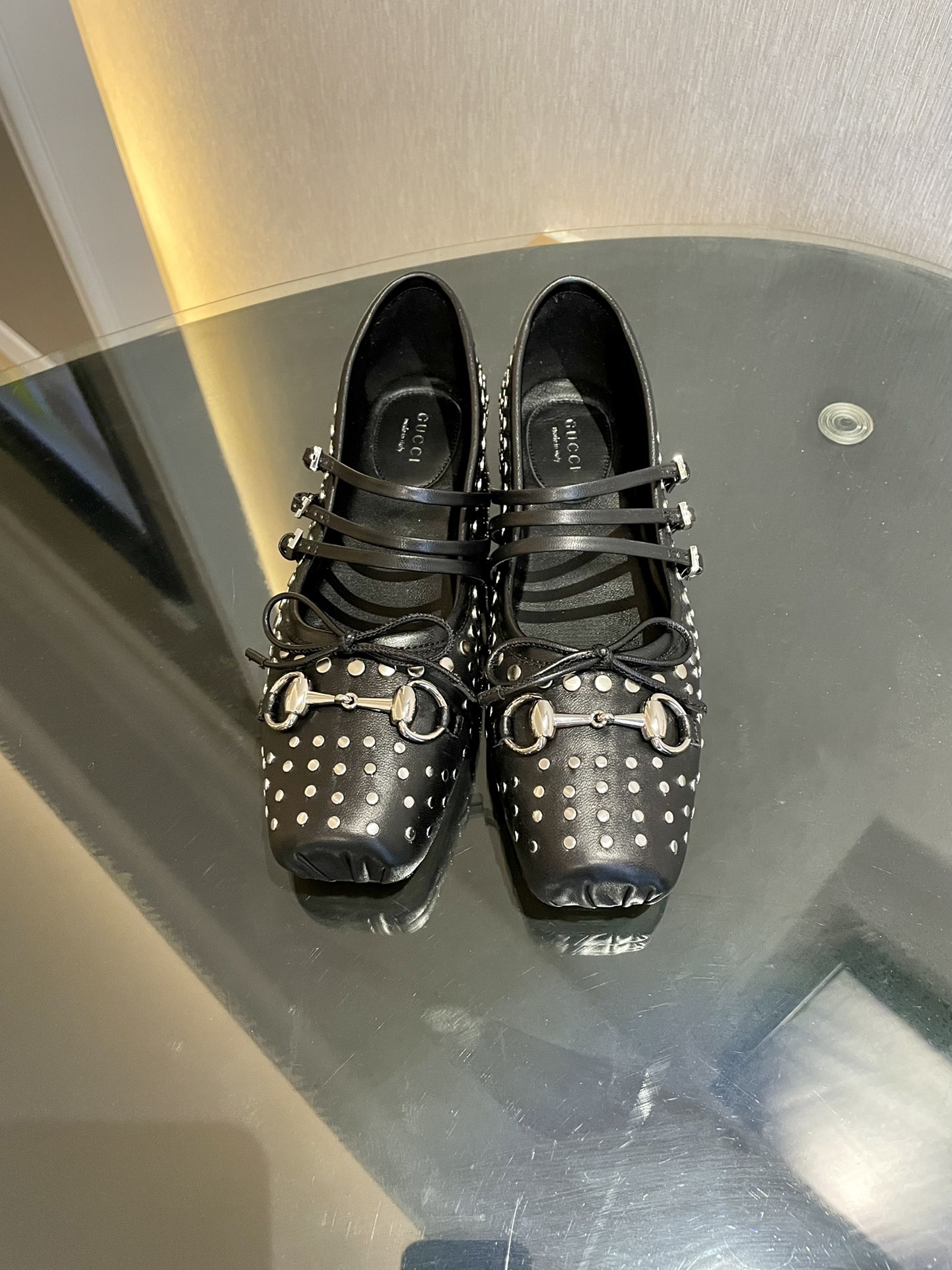 NO:670082,GuCC 2025 early spring 25 series new flat ballet shoes horsebit new small square toe shoes, square toe design with elegant bow details, classic, refined, elegant, playful and fashionable flat shoes, creating an excellent wearing experience. Fabric original sheepskin (rivets) lining/foot pads high-end customized sheepskin lining high heel flat sole outsole Italian leather sole Size 35-42 (40 41  42 customized, non-returnable)., ballet shoes, gucci, flats, sheepskin19860909GuCC 2025早春25系列新品平底芭蕾鞋马衔扣新款小方头单鞋,鞋头方形设计搭配雅致的蝴蝶结细节,经典精致优雅俏皮时髦平底鞋,打造出色的穿着体验. 面料原版羊皮（铆钉） 内里／垫脚高端定制羊皮里 跟高平底 大底意大利真皮底 尺码35-42（40 41 42定做,不退换）.,芭蕾舞鞋,gucci,flats,sheepskin,Women's Shoes