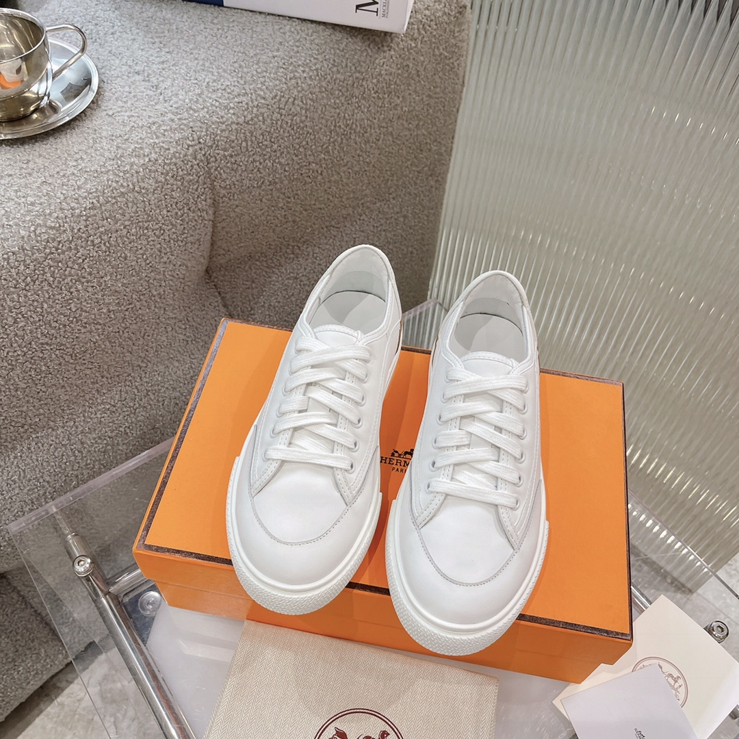 NO:410124,Men's size (couple model) The latest casual white shoes are online!  Purchase level quality!  Aristocratic temperament!  The H family rarely comes with flat casual shoes and they are matched with classic styles!  Create a fashionable urban style, which reflects the noble and elegant style!  It seems simple but full of details, it is an ordinary sneaker. Super versatile and comfortable feet. Materials and fabrics are imported cowhide (multiple materials) Inner + foot pad imported sheepskin. Steel-print coded original mold custom sole. Sizes for women 35-40, men 40-44 (customized for 45, 46), casual shoes/sports shoes, sneakers, cowhide, sheepskin19860909男码（情侣款）  最新款休闲小白鞋鞋上线！代购级别品质！贵族气质！ H家族很少出平底休闲鞋而且是搭配经典款式！打造时尚都市造型,非常体现高贵典雅风格！看似简单却细节满满本是平平凡凡的运动鞋 超级百搭 脚感很舒服 选材面料进口牛皮（多种材料） 内里+垫脚进口羊皮 钢印编码原版开模定制大底 尺码女35-40、男40－44(45、46定做),休闲鞋/运动鞋,sneakers,cowhide,sheepskin,Women's Shoes