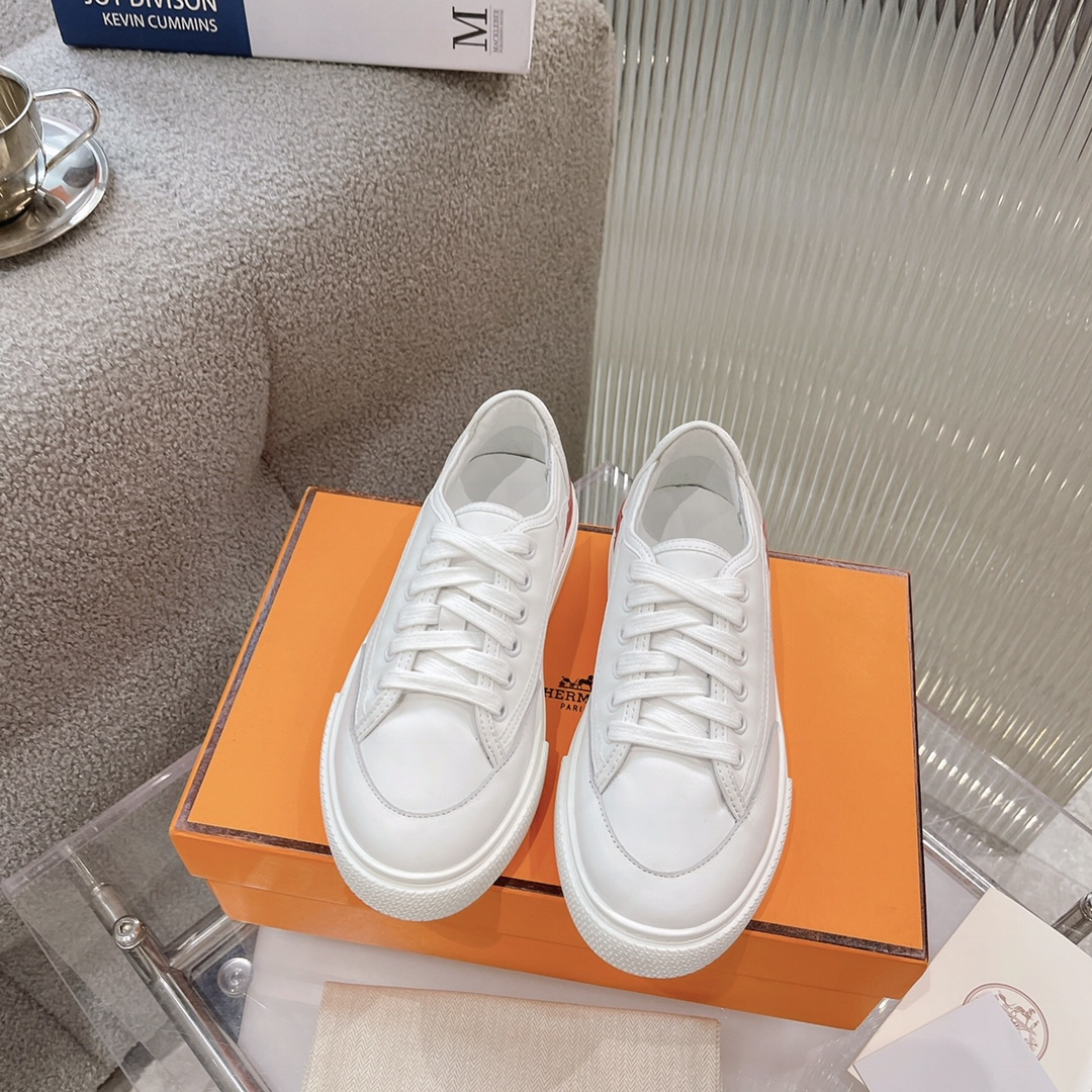 NO:410130,Men's size (couple model) The latest casual white shoes are online!  Purchase level quality!  Aristocratic temperament!  The H family rarely comes with flat casual shoes and they are matched with classic styles!  Create a fashionable urban style, which reflects the noble and elegant style!  It seems simple but full of details, it is an ordinary sneaker. Super versatile and comfortable foot feels very good. Materials and fabrics are selected and imported cowhide (multiple materials) Inner + foot pad imported sheepskin. Steel-coded original mold custom sole. Sizes for women 35-40, men 40-44 (45, 46 customized, casual shoes/sports shoes, sneakers, cowhide, sheepskin19860909男码（情侣款）  最新款休闲小白鞋鞋上线！代购级别品质！贵族气质！ H家族很少出平底休闲鞋而且是搭配经典款式！打造时尚都市造型,非常体现高贵典雅风格！看似简单却细节满满本是平平凡凡的运动鞋 超级百搭 脚感很舒服 选材面料进口牛皮（多种材料） 内里+垫脚进口羊皮 钢印编码原版开模定制大底 尺码女35-40、男40－44(45、46定做,休闲鞋/运动鞋,sneakers,cowhide,sheepskin,Women's Shoes