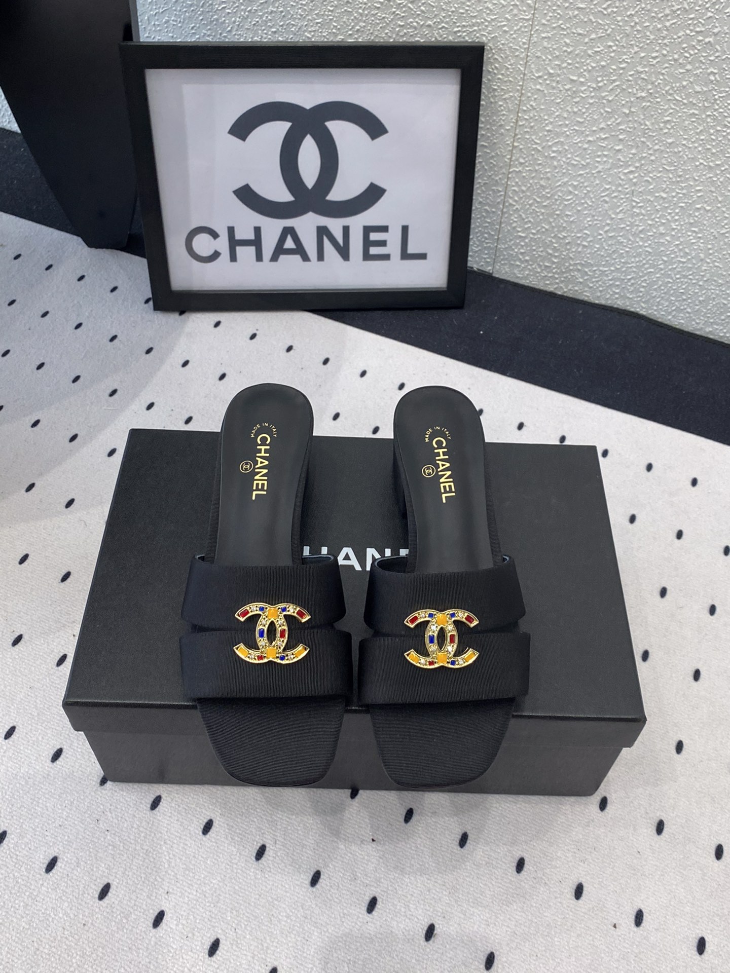 NO:247651,Chanel's new spring and summer casual slippers, high-version shipment, many celebrities and celebrities are on the go, a versatile series that domestic and foreign bloggers are popular. A must-have imported silk/cloth upper for spring and summer wardrobe, imported sheepskin footbed, original Italian leather sole Size: 35-39 (40 41 custom made without return or exchange), slippers, chanel, slippers, sheepskin, real silk19860909Chanel新款春夏休闲拖鞋 高版本出货 众多明星网红上脚 国内外博主刷爆的一个百搭系列 春夏衣橱搭配必备进口真丝/布鞋面 进口羊皮垫脚 原版意大利真皮底 Size: 35-39（40 41订做不退换）,拖鞋,chanel,slippers,sheepskin,real silk,Women's Shoes