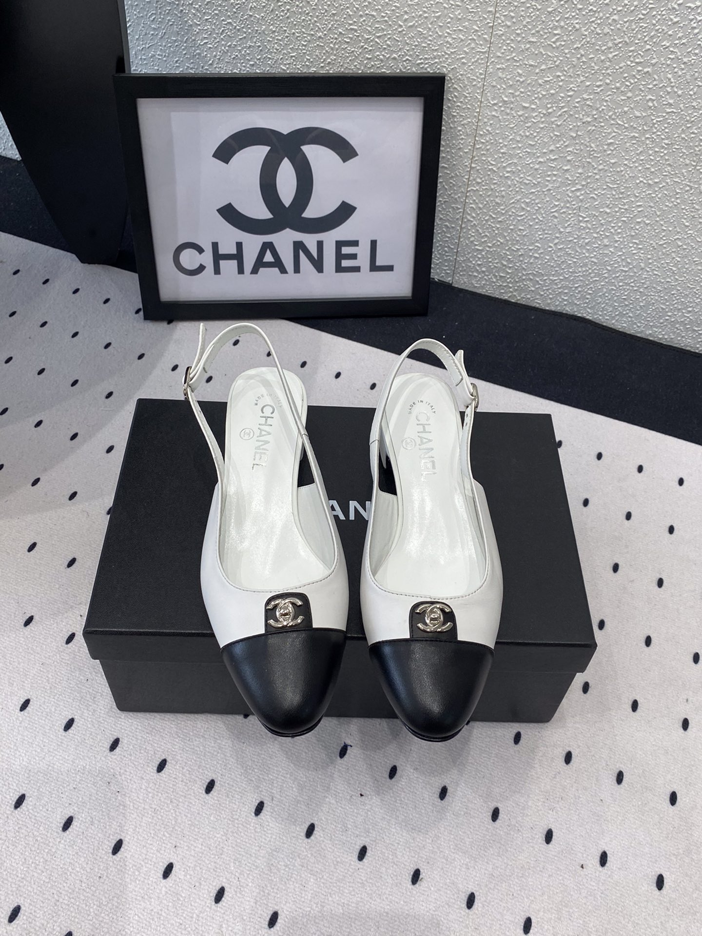 NO:247647,Chanel new early spring sandals are shipped with high-end classic elements that never fade. Different styles of dressing. Must-in-class in summer. Imported sheepskin uppers. Sheepskin inner footbed. Italian leather outsole. Size: 35-39 (40 41 customized), sandals, chanel, sandals, sheepskin, Leather soles19860909Chanel新款早春凉鞋高版本出货 永不褪去的经典元素 与众不同穿搭风格 夏季必入款 进口羊皮鞋面 羊皮内里垫脚 意大利真皮大底 Size: 35-39 (40 41订做),凉鞋,chanel,sandals,sheepskin,Leather soles,Women's Shoes
